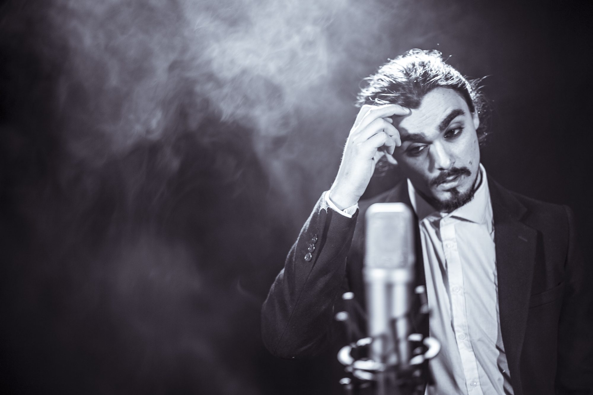 Daniele al microfono, nel fumo